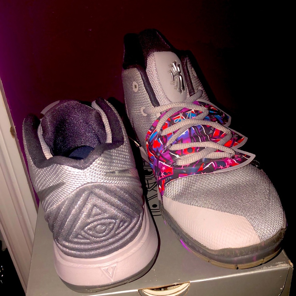 KYRIE 5, ATMOSPHERE GREY